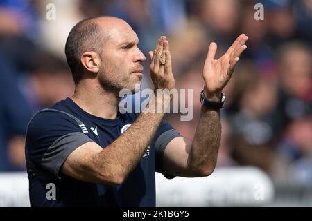 Bielefeld, Deutschland. 17. September 2022. Fußball: 2. Bundesliga, Arminia Bielefeld - Holstein Kiel, Matchday 9, Schüco Arena. Bielefelds Trainer Daniel Scherning klatscht am Rande. Quelle: Swen Pförtner/dpa - WICHTIGER HINWEIS: Gemäß den Anforderungen der DFL Deutsche Fußball Liga und des DFB Deutscher Fußball-Bund ist es untersagt, im Stadion und/oder vom Spiel aufgenommene Fotos in Form von Sequenzbildern und/oder videoähnlichen Fotoserien zu verwenden oder zu verwenden./dpa/Alamy Live News Stockfoto