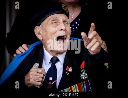 Ede, Niederlande. 17. September 2022. 2022-09-17 12:35:50 EDE - Ein Veteran während der Gedenkfeier auf der Ginkelse Heide, wo die Kämpfer gedacht werden, die für die Freiheit dort im Jahr 1944 als Teil der Operation Market Garden gekämpft. ANP KOEN VAN WEEL netherlands Out - belgium Out Credit: ANP/Alamy Live News Stockfoto