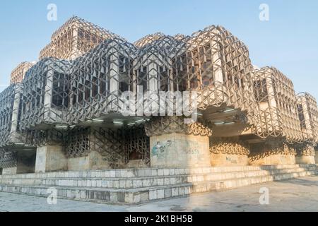 Pristina, Kosovo - 5. Juni 2022: Die Nationalbibliothek des Kosovo. Stockfoto