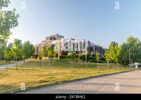 Pristina, Kosovo - 5. Juni 2022: Die Nationalbibliothek des Kosovo. Stockfoto