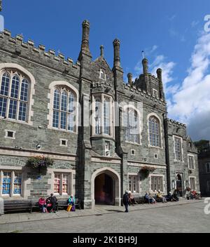 Tavistock Town Hall und Torbogen zum Markt, Bedford Square. Zusammengesetztes Bild. Entworfen von Edward Rundle Architekt eröffnet mit einem Grand Ball 1864. Stockfoto