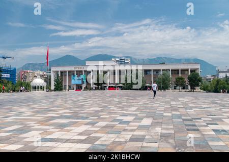 Tirana, Albanien - 4. Juni 2022: Skanderbeg-Platz mit Nationaltheater für Oper und Ballett Albaniens. Stockfoto