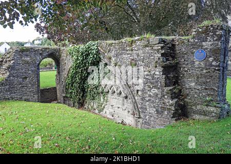 Die Überreste der alten Tavistock Cloisters, die auf dem Gelände der Tavistock Parish Church, Plymouth Road, gefunden wurden. Stockfoto