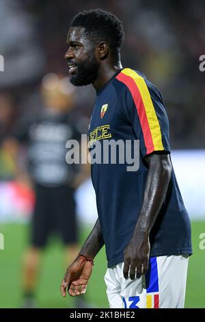 Salerno, Italien. 16. September 2022. Samuel Umtiti von US Lecce schaut während der Serie Ein Spiel zwischen US Salernitana 1919 und Lecce im Stadio Arechi, Salerno, Italien am 16. September 2022. Kredit: Giuseppe Maffia/Alamy Live Nachrichten Stockfoto