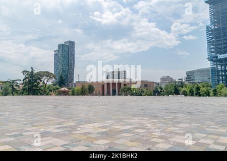 Tirana, Albanien - 4. Juni 2022: Skanderbeg-Platz im Stadtzentrum von Tirana. Stockfoto