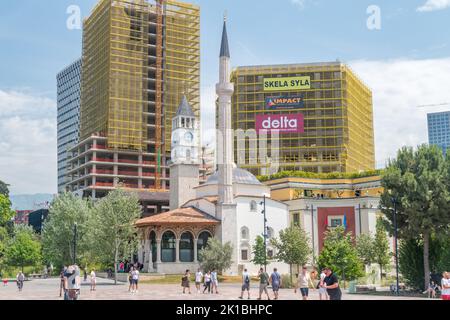 Tirana, Albanien - 4. Juni 2022: Et'hem Bey Moschee, Uhrenturm auf dem Skanderbeg Platz. Stockfoto