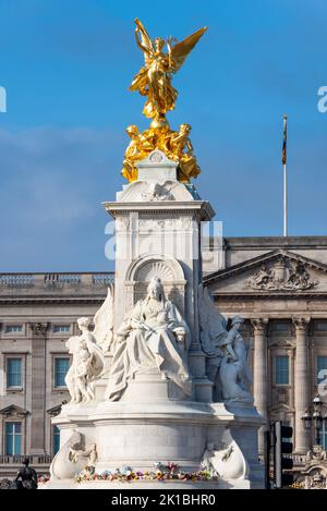 Nach dem Tod von Königin Elizabeth II. Wurden Blumen um die Bronzestatue des Victoria Memorial vor dem Buckingham Palace gelegt Stockfoto