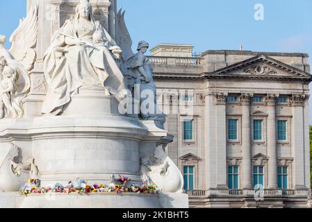 Nach dem Tod von Königin Elizabeth II. Wurden Blumen um die Bronzestatue des Victoria Memorial vor dem Buckingham Palace gelegt Stockfoto