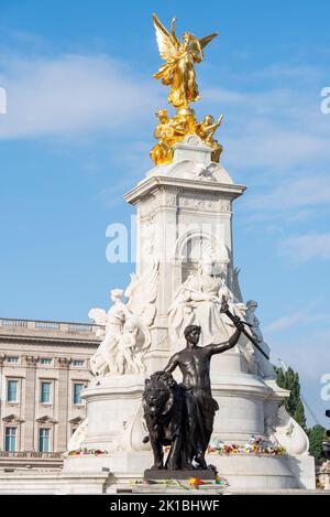 Nach dem Tod von Königin Elizabeth II. Wurden Blumen um die Bronzestatue des Victoria Memorial vor dem Buckingham Palace gelegt Wahrzeichen Stockfoto