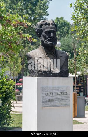 Tirana, Albanien - 4. Juni 2022: Büste des osmanischen albanischen Beamten, Politiker während der ersten konstitutionellen Ära des Osmanischen Reiches, Abdyl Du Stockfoto