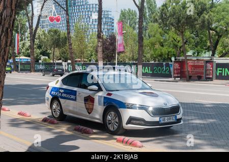 Tirana, Albanien - 4. Juni 2022: Geparkter Skoda Octavia der albanischen Straßenpolizei (Policia rugore). Stockfoto