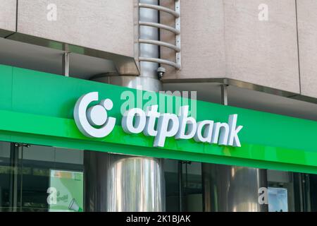 Tirana, Albanien – 4. Juni 2022: Logo der OTP Bank (OTPBANK). Stockfoto