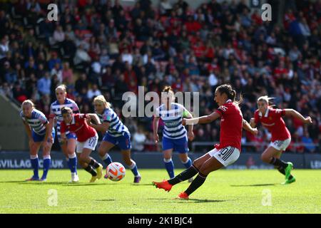 Katie Zelem von Manchester United erzielt das zweite Tor ihres Spielers während des Women's Super League-Spiels im Leigh Sports Village, Manchester. Bilddatum: Samstag, 17. September 2022. Stockfoto