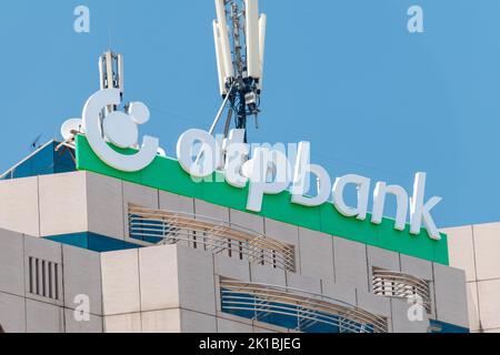 Tirana, Albanien - 4. Juni 2022: Logo der ungarischen Bankfiliale OTP Bank. Stockfoto