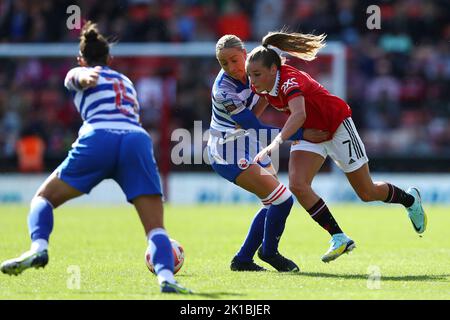 Ella Toone von Manchester United (rechts) und Gemma Evans von Reading kämpfen beim Super League-Spiel der Frauen im Leigh Sports Village, Manchester, um den Ball. Bilddatum: Samstag, 17. September 2022. Stockfoto