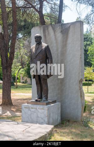 Tirana, Albanien - 4. Juni 2022: Denkmal von Ismail Qemali Vlora. Skulptur des albanischen Diplomaten, Politikers, Rilindas, Staatsmannes und des Gründers Fath Stockfoto