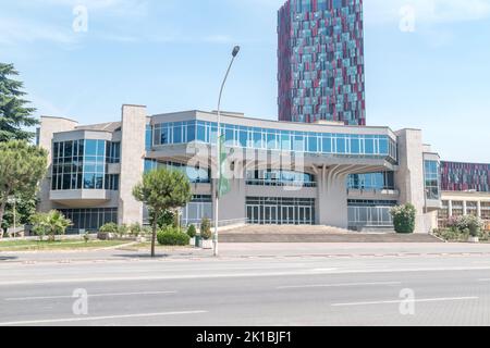 Tirana, Albanien - 4. Juni 2022: Der Kongresspalast (Albanisch: Pallati i Kongreseve). Stockfoto