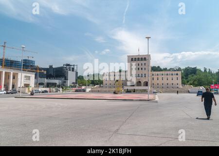 Tirana, Albanien - 4. Juni 2022: Platz der Mutter Teresa und Polytechnische Universität von Tirana. Stockfoto