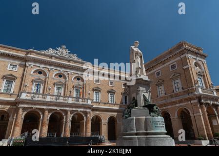 Recanati ist eine italienische Stadt mit 20 975 Einwohnern in der Provinz Macerata in den Marken. Stockfoto