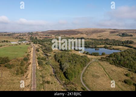 Luftaufnahme über einer Eisenbahnstrecke in South Wales Stockfoto