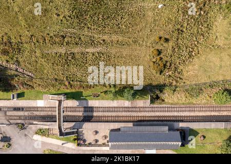 Luftaufnahme über einer Eisenbahnstrecke in South Wales Stockfoto