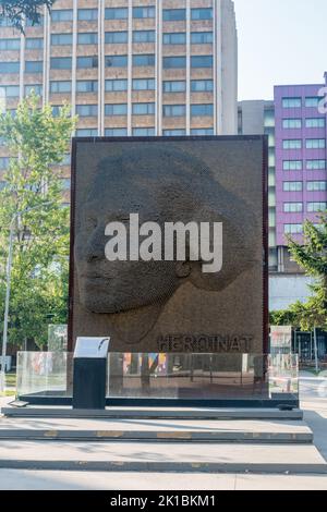 Pristina, Kosovo - 5. Juni 2022: Das Heroinat-Denkmal (HEROINAT). Stockfoto