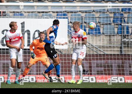 Bielefeld, Deutschland. 17. September 2022. Fußball: 2. Bundesliga, Arminia Bielefeld - Holstein Kiel, Matchday 9, Schüco Arena. Bielefelds Janni Serra (Mitte) punktet mit 2:0. Quelle: Swen Pförtner/dpa - WICHTIGER HINWEIS: Gemäß den Anforderungen der DFL Deutsche Fußball Liga und des DFB Deutscher Fußball-Bund ist es untersagt, im Stadion und/oder vom Spiel aufgenommene Fotos in Form von Sequenzbildern und/oder videoähnlichen Fotoserien zu verwenden oder zu verwenden./dpa/Alamy Live News Stockfoto