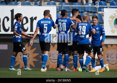 Bielefeld, Deutschland. 17. September 2022. Fußball: 2. Bundesliga, Arminia Bielefeld - Holstein Kiel, Matchday 9, Schüco Arena. Bielefelds Spieler feiern die 2:0. Quelle: Swen Pförtner/dpa - WICHTIGER HINWEIS: Gemäß den Anforderungen der DFL Deutsche Fußball Liga und des DFB Deutscher Fußball-Bund ist es untersagt, im Stadion und/oder vom Spiel aufgenommene Fotos in Form von Sequenzbildern und/oder videoähnlichen Fotoserien zu verwenden oder zu verwenden./dpa/Alamy Live News Stockfoto