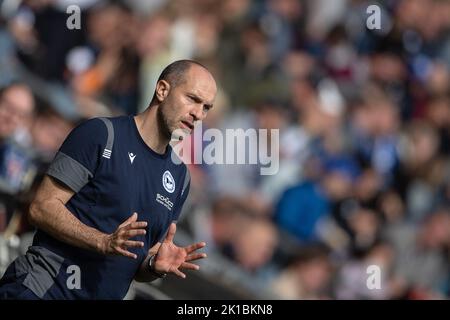 Bielefeld, Deutschland. 17. September 2022. Fußball: 2. Bundesliga, Arminia Bielefeld - Holstein Kiel, Matchday 9, Schüco Arena. Bielefelds Trainer Daniel Scherning zeigt sich an der Seitenlinie. Quelle: Swen Pförtner/dpa - WICHTIGER HINWEIS: Gemäß den Anforderungen der DFL Deutsche Fußball Liga und des DFB Deutscher Fußball-Bund ist es untersagt, im Stadion und/oder vom Spiel aufgenommene Fotos in Form von Sequenzbildern und/oder videoähnlichen Fotoserien zu verwenden oder zu verwenden./dpa/Alamy Live News Stockfoto