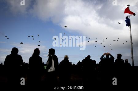 Ede, Niederlande. 17. September 2022. 2022-09-17 10:33:28 EDE - Fallschirmjäger während eines Massenabwurf-Fallschirmsprungs über der Ginkelse Heide, wo die Kämpfer gedacht werden, die für die Freiheit dort im Jahr 1944 als Teil der Operation Market Garden gekämpft haben. ANP KOEN VAN WEEL netherlands Out - belgium Out Credit: ANP/Alamy Live News Stockfoto