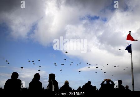 Ede, Niederlande. 17. September 2022. 2022-09-17 10:33:28 EDE - Fallschirmjäger während eines Massenabwurf-Fallschirmsprungs über der Ginkelse Heide, wo die Kämpfer gedacht werden, die für die Freiheit dort im Jahr 1944 als Teil der Operation Market Garden gekämpft haben. ANP KOEN VAN WEEL netherlands Out - belgium Out Credit: ANP/Alamy Live News Stockfoto