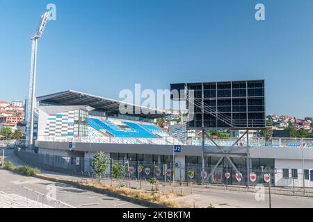 Pristina, Kosovo - 5. Juni 2022: Pristina, Kosovo - 5. Juni 2022: Fadil Vokrri Stadion. Stadion des FC Prishtina und der kosovarischen Fußballnationalmannschaft. Stockfoto