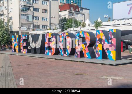 Pristina, Kosovo - 5. Juni 2022: Neugeborenes Denkmal in der Hauptstadt des Kosovo. Das Denkmal wurde am Tag enthüllt, an dem der Kosovo seine Unabhängigkeit offiziell erklärt hat Stockfoto