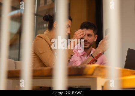 Schöne Geschäftsleute unterhalten sich nach der Arbeit auf der Terrasse der Cafeteria Stockfoto