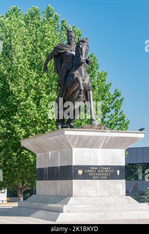 Pristina, Kosovo - 5. Juni 2022: Skanderbeg-Denkmal im Zentrum von Pristina. Stockfoto