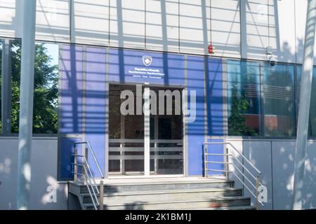 Pristina, Kosovo - 5. Juni 2022: Regierungsgebäude der Republik Kosovo. Stockfoto