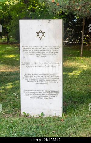 Pristina, Kosovo - 5. Juni 2022: Gedenktafel an der Stelle, an der die letzte Synagoge des Kosovo bis 1963 stand. Stockfoto