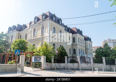 Pristina, Kosovo - 5. Juni 2022: Nationalmuseum des Kosovo. Stockfoto