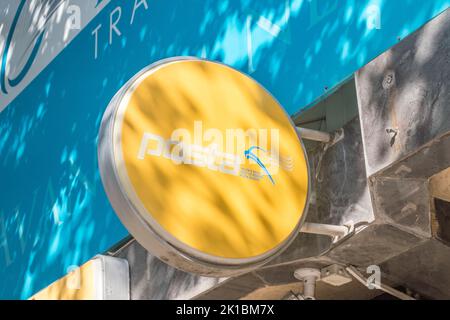 Pristina, Kosovo - 5. Juni 2022: Emblem der Post des Kosovo. Stockfoto