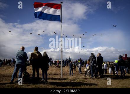 Ede, Niederlande. 17. September 2022. 2022-09-17 10:56:48 EDE - Fallschirmjäger während eines Massenabwurf-Fallschirmsprungs über der Ginkelse Heide, wo die Kämpfer gedacht werden, die für die Freiheit dort im Jahr 1944 als Teil der Operation Market Garden gekämpft haben. ANP KOEN VAN WEEL netherlands Out - belgium Out Credit: ANP/Alamy Live News Stockfoto