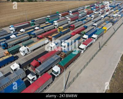 LKW in der Schlange, um Getreide im Hafen zu entladen Stockfoto