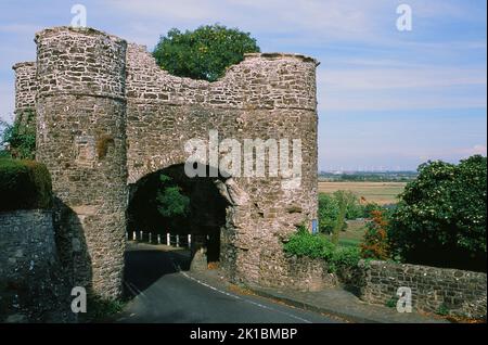 Das Strand Gate aus dem 13.. Jahrhundert in der Stadt Winchelsea, East Sussex, Großbritannien, mit Romney Marsh im Hintergrund Stockfoto