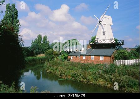 Windmühle und Hütten in Rye, East Sussex, Südostengland, am Fluss Tillingham, im Sommer Stockfoto