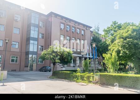 Pristina, Kosovo - 5. Juni 2022: Bürogebäude der Gemeinde Prishtina. Stockfoto