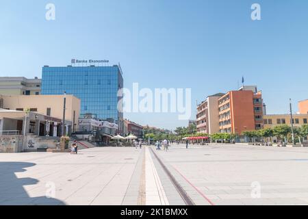 Pristina, Kosovo - 5. Juni 2022: Blick auf Gebäude auf der Fußgängerzone im Stadtzentrum von Pristina. Stockfoto