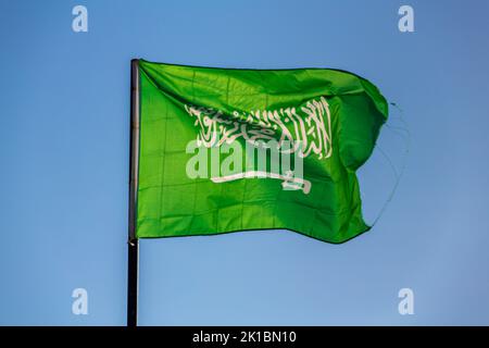 Die Nationalflagge Saudi-Arabiens winkt in einem blauen Himmel Stockfoto