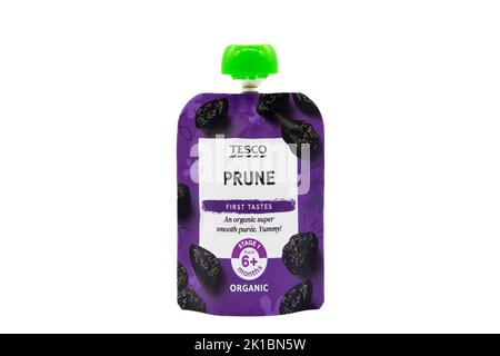 Irvine, Schottland, Großbritannien - 20. August 2022: Tesco Branded First schmeckt Bio-Fruchtpüree in nicht recycelbaren Verpackungen. Stockfoto