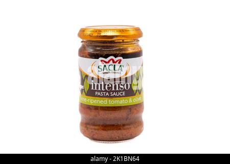 Irvine, Schottland, Großbritannien - 20. August 2022: Saucen mit Tomaten- und Olivennudeln der Marke SACLA in einem recycelbaren Glas. Stockfoto