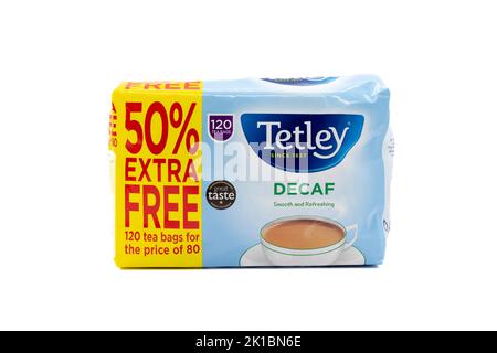 Irvine, Schottland, Großbritannien - 20. August 2022: Tetley Decaf Teebeutel in einer recycelbaren Papierverpackung. Stockfoto