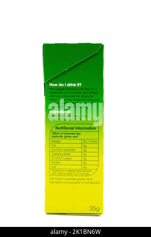 Irvine, Schottland, Großbritannien - 20. August 2022: Reine grüne entkoffeinierte Teebeutel von Twinings in recycelbarem Karton mit Produktseite Stockfoto